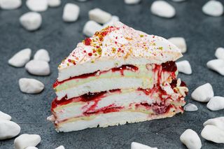 Меренговий з вишнею