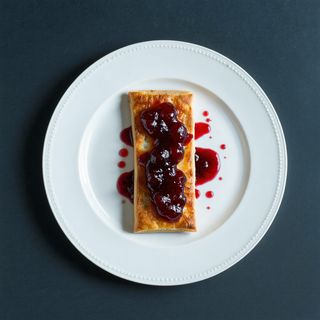 Langoș cu dulceață de vișine