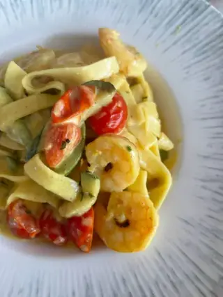 Tagliatelle cu creveti, dovlecei și roșii cherry