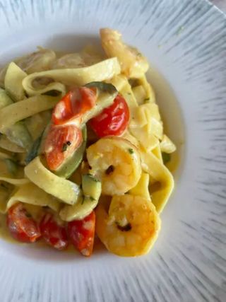 Tagliatelle cu creveti, dovlecei și roșii cherry