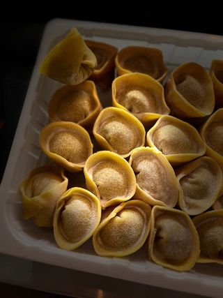 Tortelloni con burratina e pistacchio   1 porzione circa 160 gr