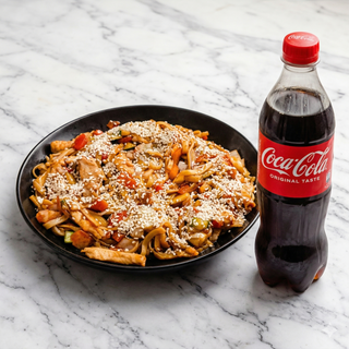 Wok s piletinom i Coca-Cola 0.5l