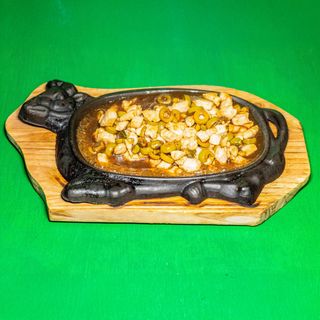 Pollo alla piastra con piastacchio e olive