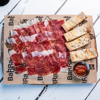 Tabla de jamón ibérico con pan cristal, AOVE y tomate confitado