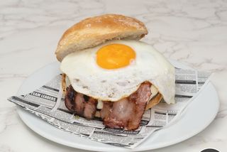 Hamburguesa Con Queso bacon y huevo