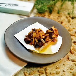 Coniglio pinoli e prugne