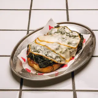 Bruschetta con salsiccia, provola e cicoria