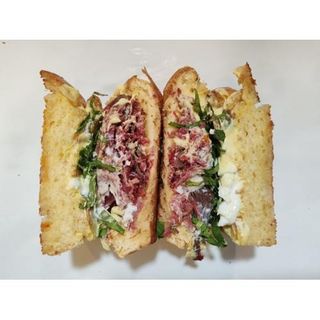 Pastrami con burrata y mostaza de hierbas