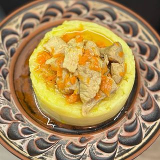 Картопляне пюре з гуляшем зі свинини