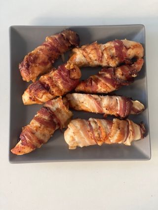 Pileći štapići sa slaninom