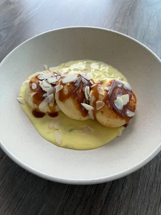 Сирники з крем соусом маракуя
