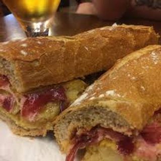 Entrepà De Truita Amb Pernil