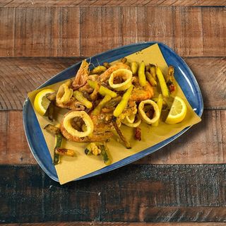 Fritto di calamari e gamberi con verdure pastellate