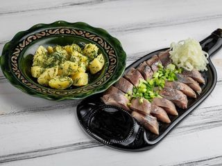 Оселедець матіас власного засолу з картоплею та маринованою цибулею (150/100/40g)