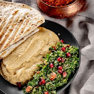 Gustare de hummus si salata maidanos