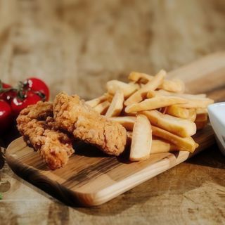 Zestaw 2 panierowanych polędwiczek z frytkami