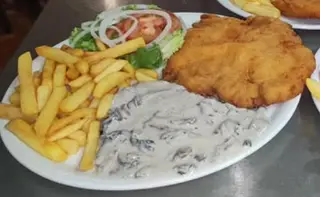 Milanesa De Pollo Con Salsa De Champiñones