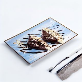 Clătite negre cu cremă de ciocolată albă și fulgi de migdale