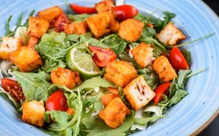 Salata mediteraneeana cu halloumi