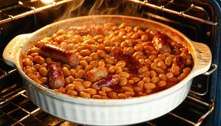 Печен  боб  с  наденички на фурна