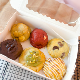 Caja con 6 cookies variados 