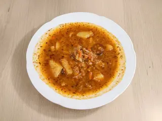 Kapuśniak na wędzonce z ziemniakami
