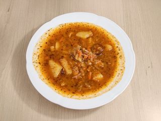 Kapuśniak na wędzonce z ziemniakami