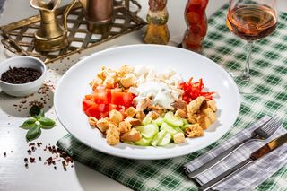 Salată cu pui şi telemea