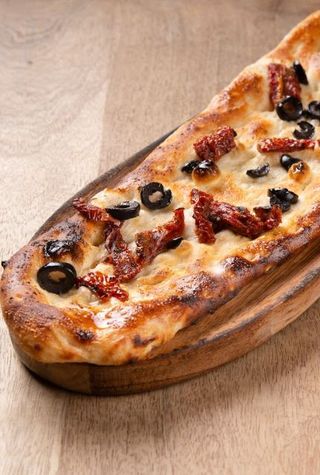 FOCACCIA POMODORO E OLIVA