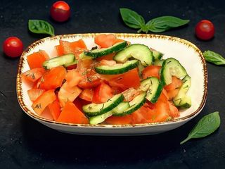 Salată de roșii și castraveți (150g)