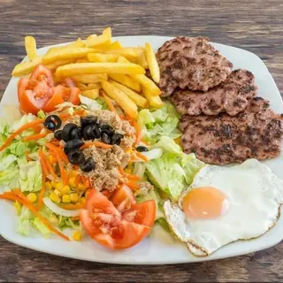 20. Plato Combinado De Hamburguesa De Pollo (2 Uds.)