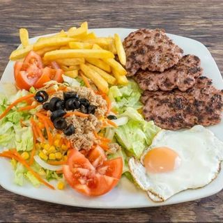 20. Plato Combinado De Hamburguesa De Pollo (2 Uds.)