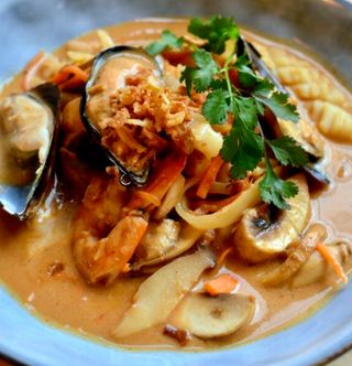 Curry De Mariscos Con Arroz