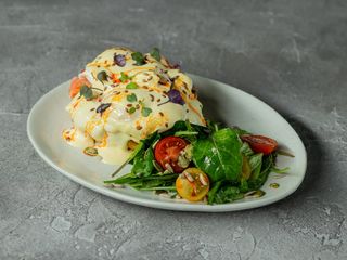 Яєчня Бенедикт зі слабосол. лососем та шпинатом і голландським соусом