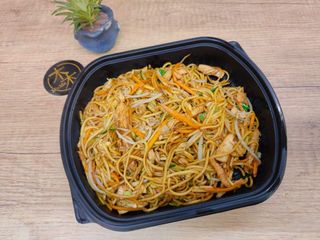 Spaghetto saltato con pollo e verdure + Coca-Cola Zero Vetro 330ml