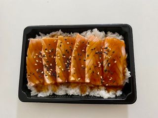 8B Arroz de sushi con salmón tataki 