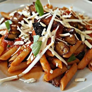 Pasta sugo e melanzane, piatto tipico palermitano.