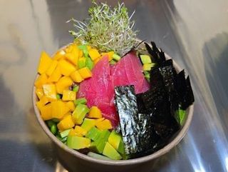 SUSHI BOWL -Tuńczyk z mango i nori