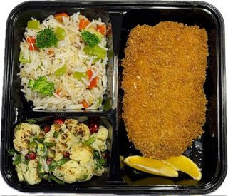 Თევზი,ბრინჯის გარნირითა და ყვავილოვანი კომბოსტოს სალათით