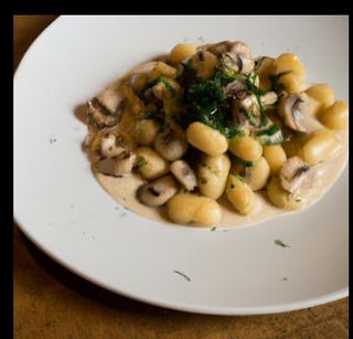 Kopytka z sosem śmietanowo - pieczarkowym