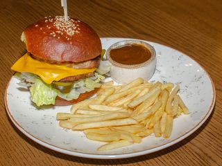 Бургер зі свининою та картоплею фрі 