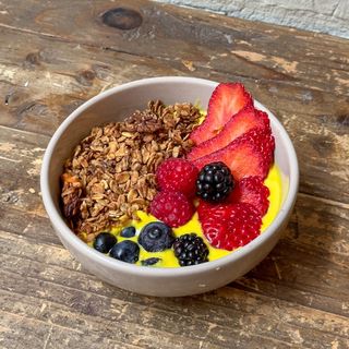 Bowl de mango y cúrcuma con granola casera PANDELINO