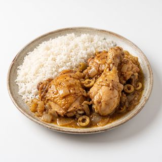 Arroz Blanco Con Salsa De Cebolla Y Pollo Yassa Guinar