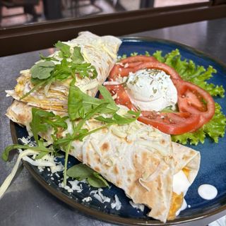 Omlet sa pršutom u tortilji