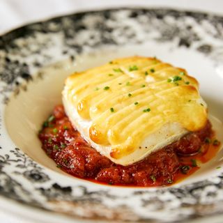 Lomo de bacalao con pisto y alioli gratinado