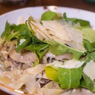 Tagliatelle con setas, solomillo, trufa, rucula y parmesano