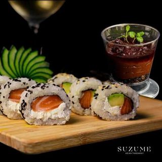 Combo Philadelphia + Mousse de chocolate + 2 sashimi de salmon