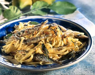 Tagliolini con acciughe fresche