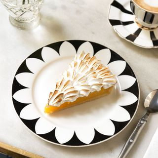 Porción tarta de limón con merengue italiano