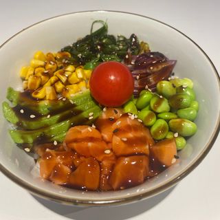Poke Con salmón teriyaki 